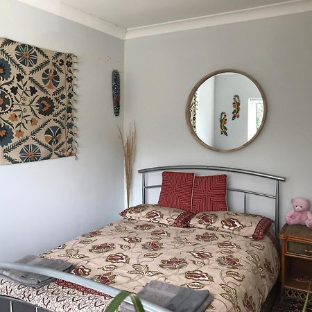 Cozy Double Bedroom In Stunning Bungalow On River Thames - Near Thorpe Park/Royal Holloway University/20Mins From Heathrow Staines-upon-Thames Exteriér fotografie