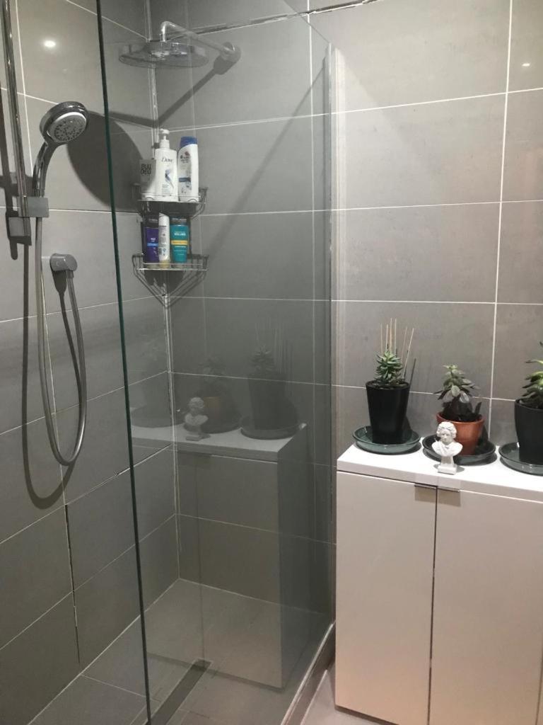 Cozy Double Bedroom In Stunning Bungalow On River Thames - Near Thorpe Park/Royal Holloway University/20Mins From Heathrow Staines-upon-Thames Exteriér fotografie
