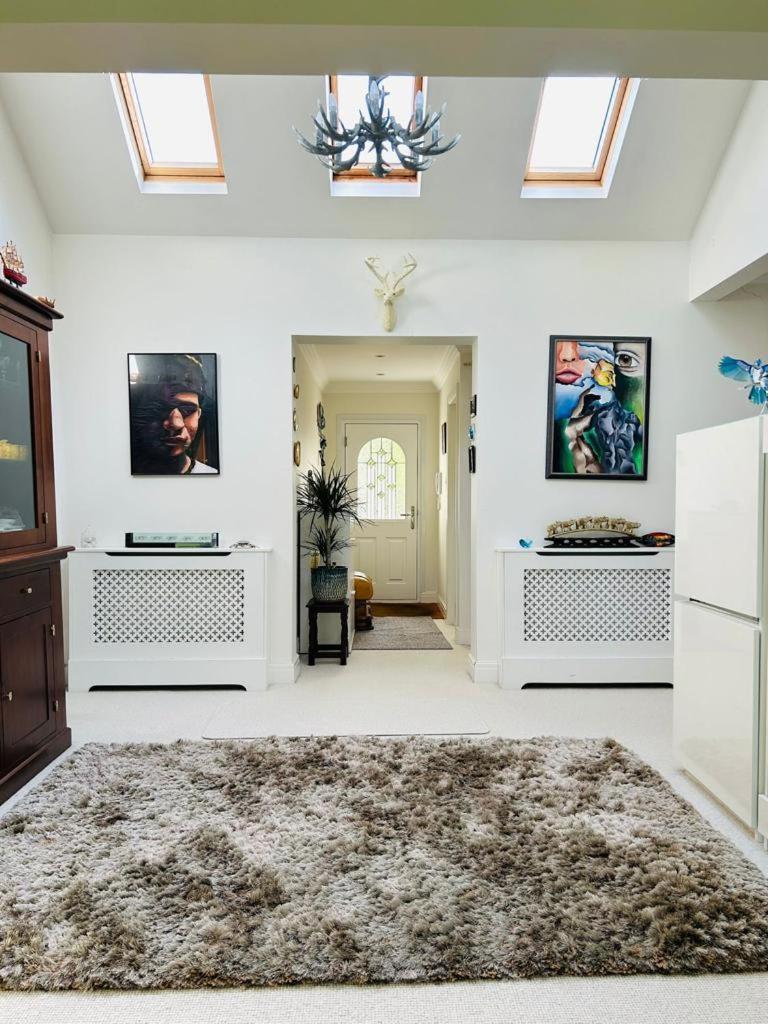 Cozy Double Bedroom In Stunning Bungalow On River Thames - Near Thorpe Park/Royal Holloway University/20Mins From Heathrow Staines-upon-Thames Exteriér fotografie