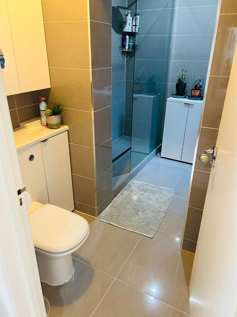Cozy Double Bedroom In Stunning Bungalow On River Thames - Near Thorpe Park/Royal Holloway University/20Mins From Heathrow Staines-upon-Thames Exteriér fotografie