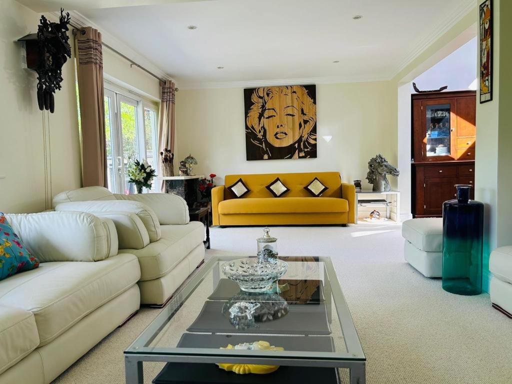 Cozy Double Bedroom In Stunning Bungalow On River Thames - Near Thorpe Park/Royal Holloway University/20Mins From Heathrow Staines-upon-Thames Exteriér fotografie
