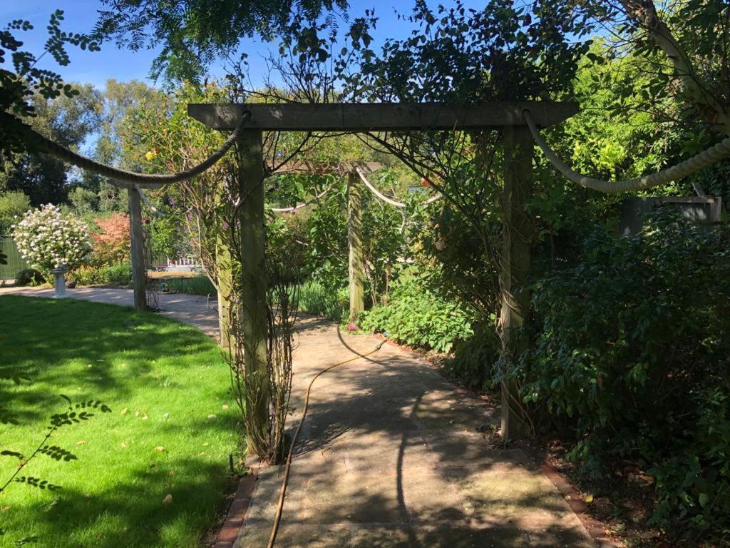 Cozy Double Bedroom In Stunning Bungalow On River Thames - Near Thorpe Park/Royal Holloway University/20Mins From Heathrow Staines-upon-Thames Exteriér fotografie