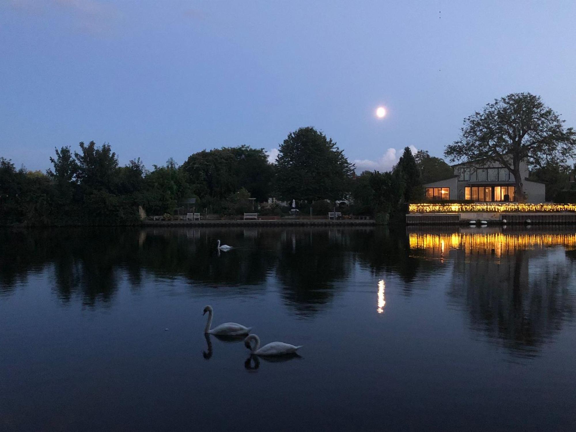 Cozy Double Bedroom In Stunning Bungalow On River Thames - Near Thorpe Park/Royal Holloway University/20Mins From Heathrow Staines-upon-Thames Exteriér fotografie